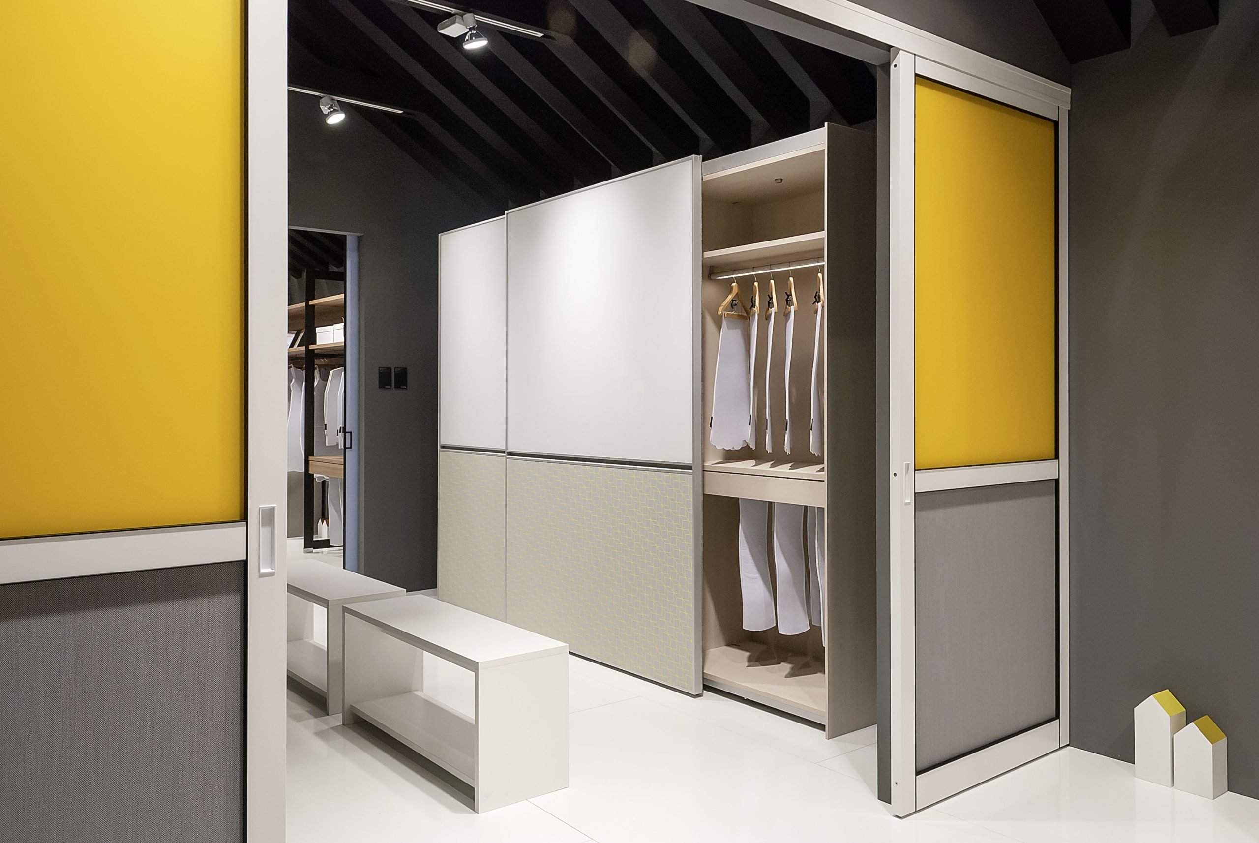 Schrank und Schiebetür